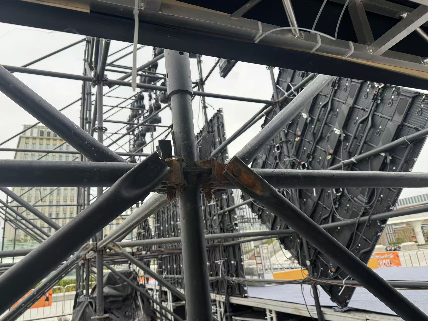 1761806787166111.jpg 臨時(shí)舞臺(tái)檢測(cè)1.jpg